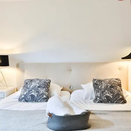 Au Pied Des Remparts à *