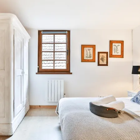 Au Pied Des Remparts à