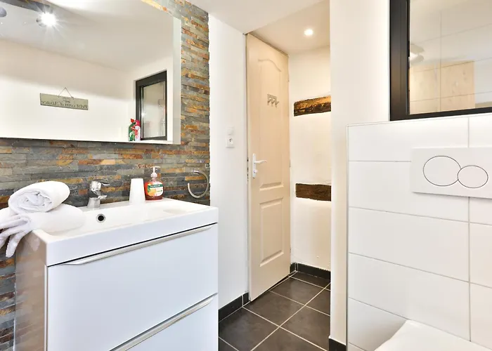 Au Pied Des Remparts A *