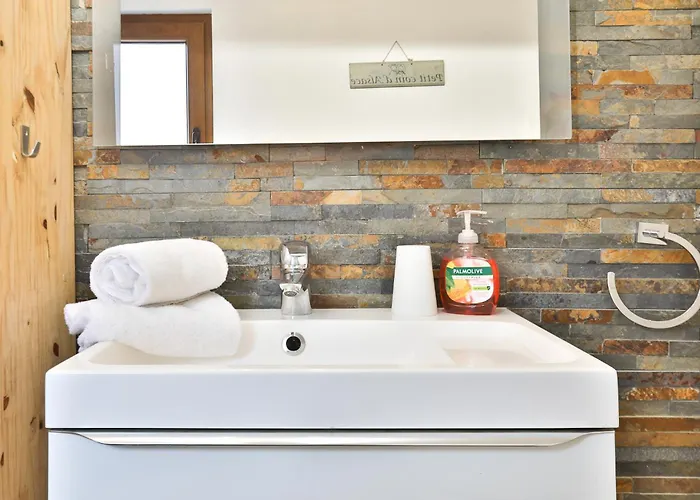 Au Pied Des Remparts A