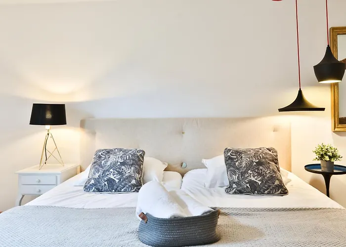 Au Pied Des Remparts A *