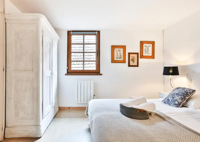 Au Pied Des Remparts A