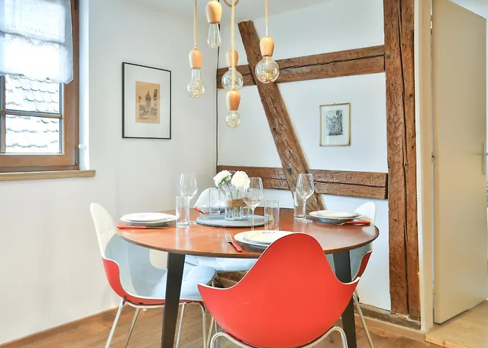 Au Pied Des Remparts A *